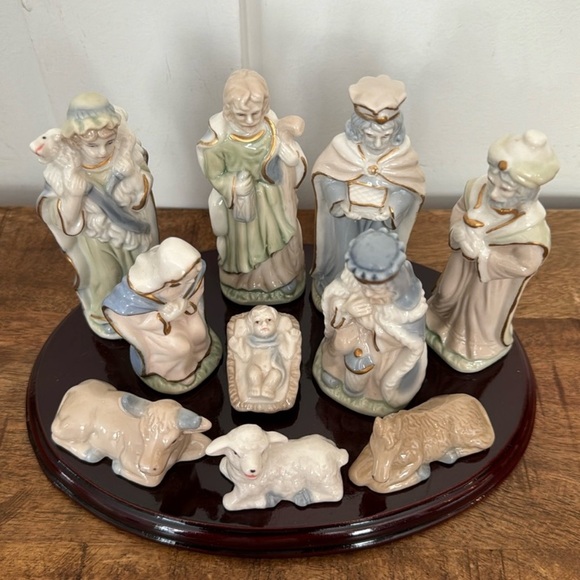 Vintage 11 pc Pastel Porcelain Nativity Set With Wood Base - Picture 5 of 5